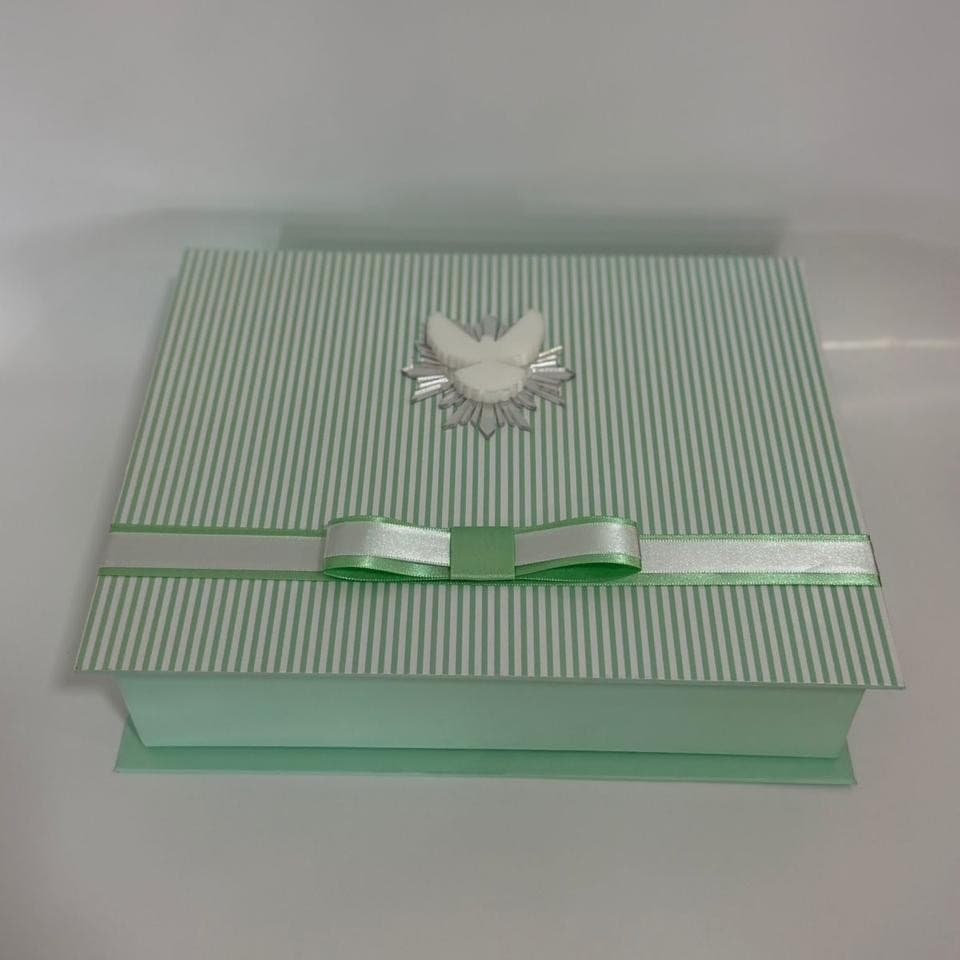 Caixa verde-menta com laço, exemplo de embalagem para lembrancinha