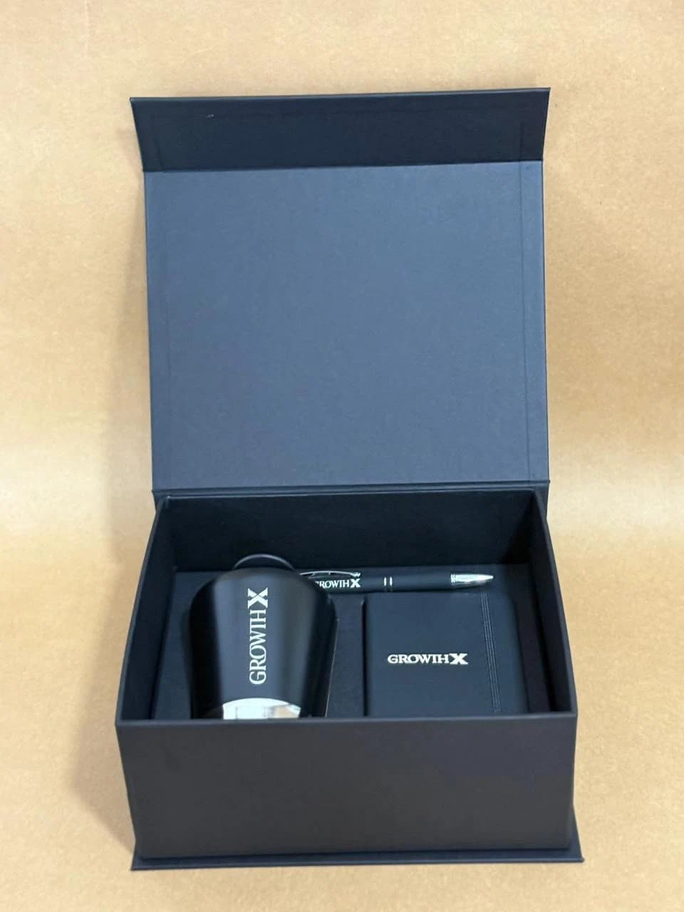 Kit corporativo em caixa azul com garrafa e caderno personalizados