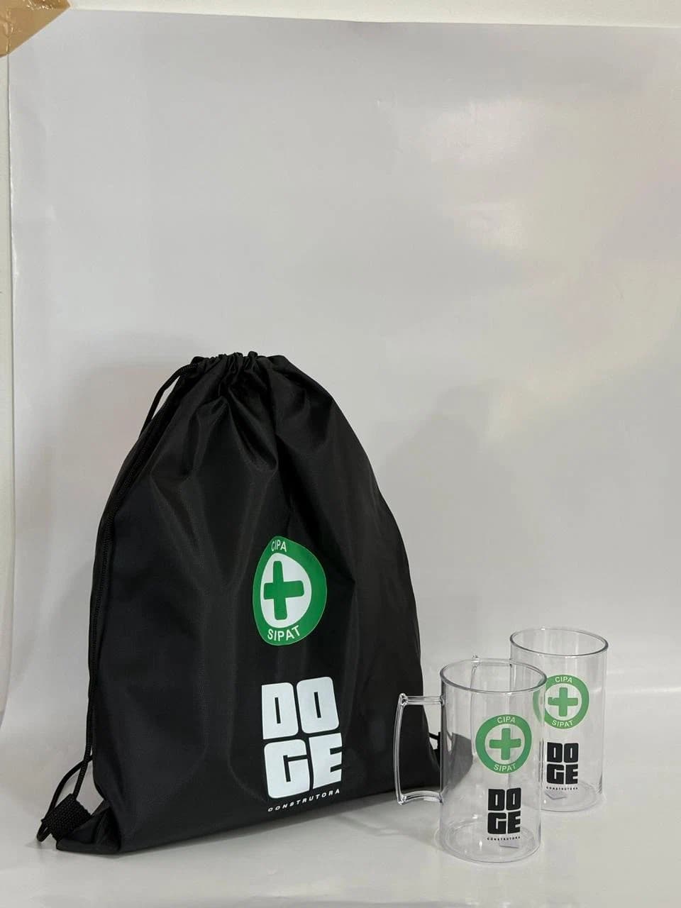 Kit corporativo esportivo com mochila e copo personalizado