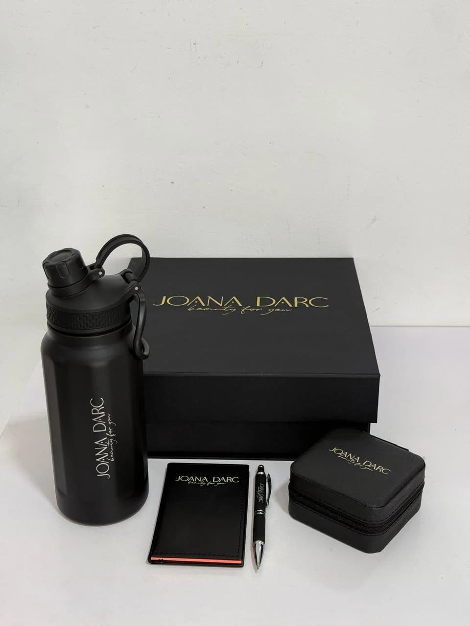 Kit corporativo premium com garrafa, caderno e acessórios em caixa preta