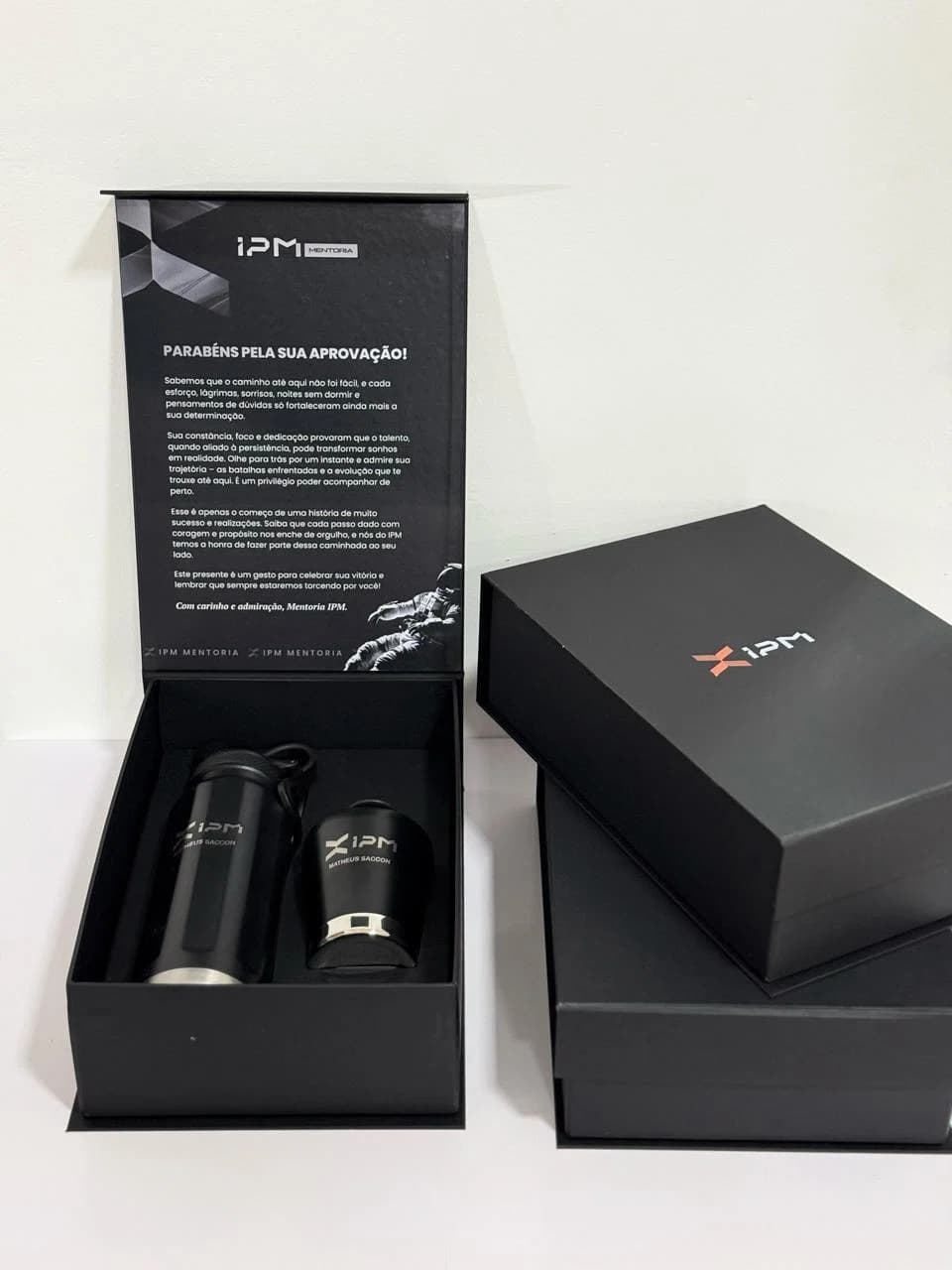 Kit corporativo real com garrafa personalizada em caixa preta da Casa das Lembrancinhas em Goiânia