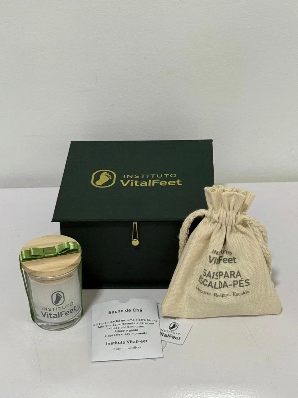 Kit corporativo com vela e saco personalizado em caixa verde