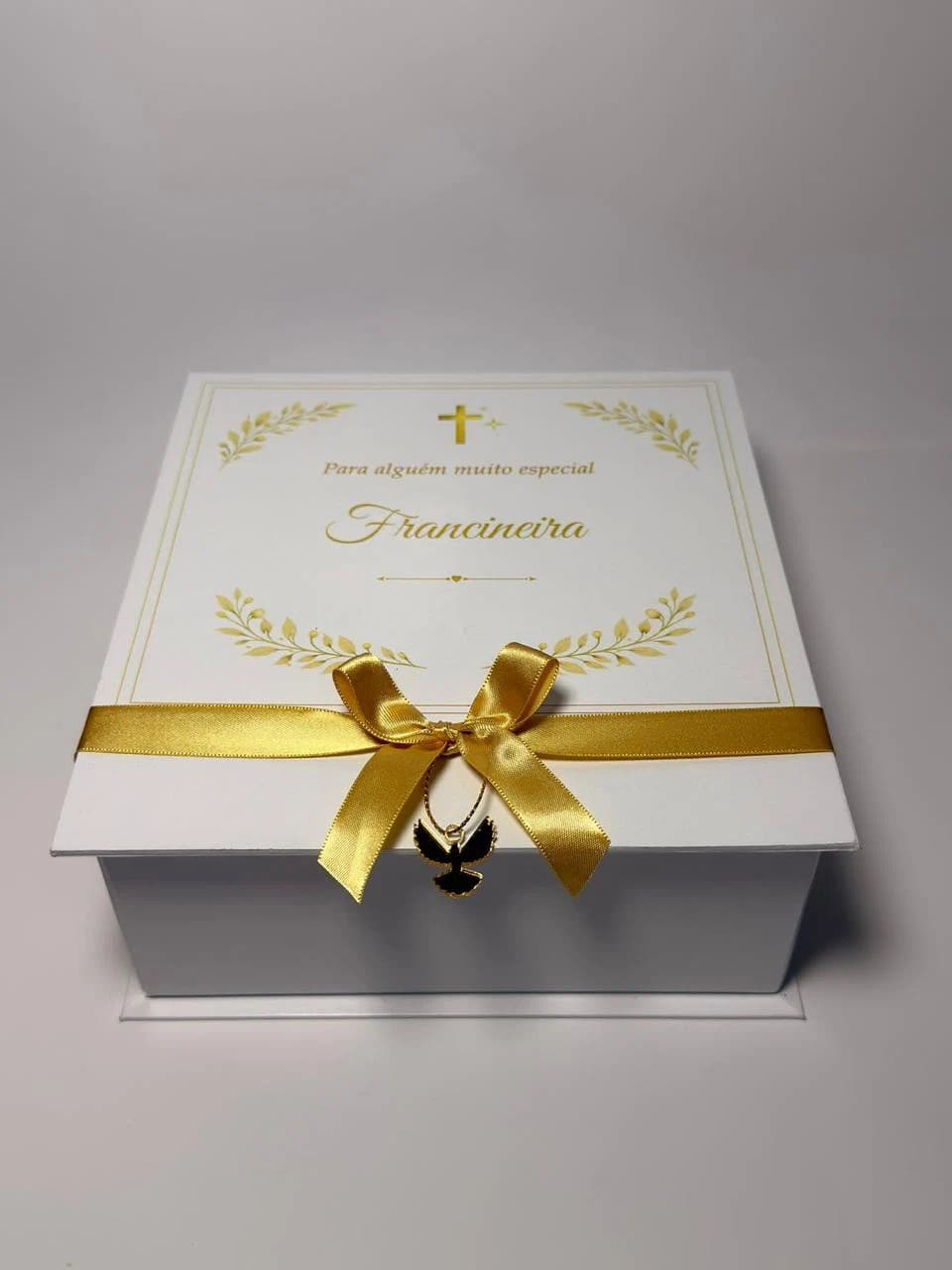 Caixa cartonada cinza com laço dourado da Casa das Lembrancinhas em Goiânia