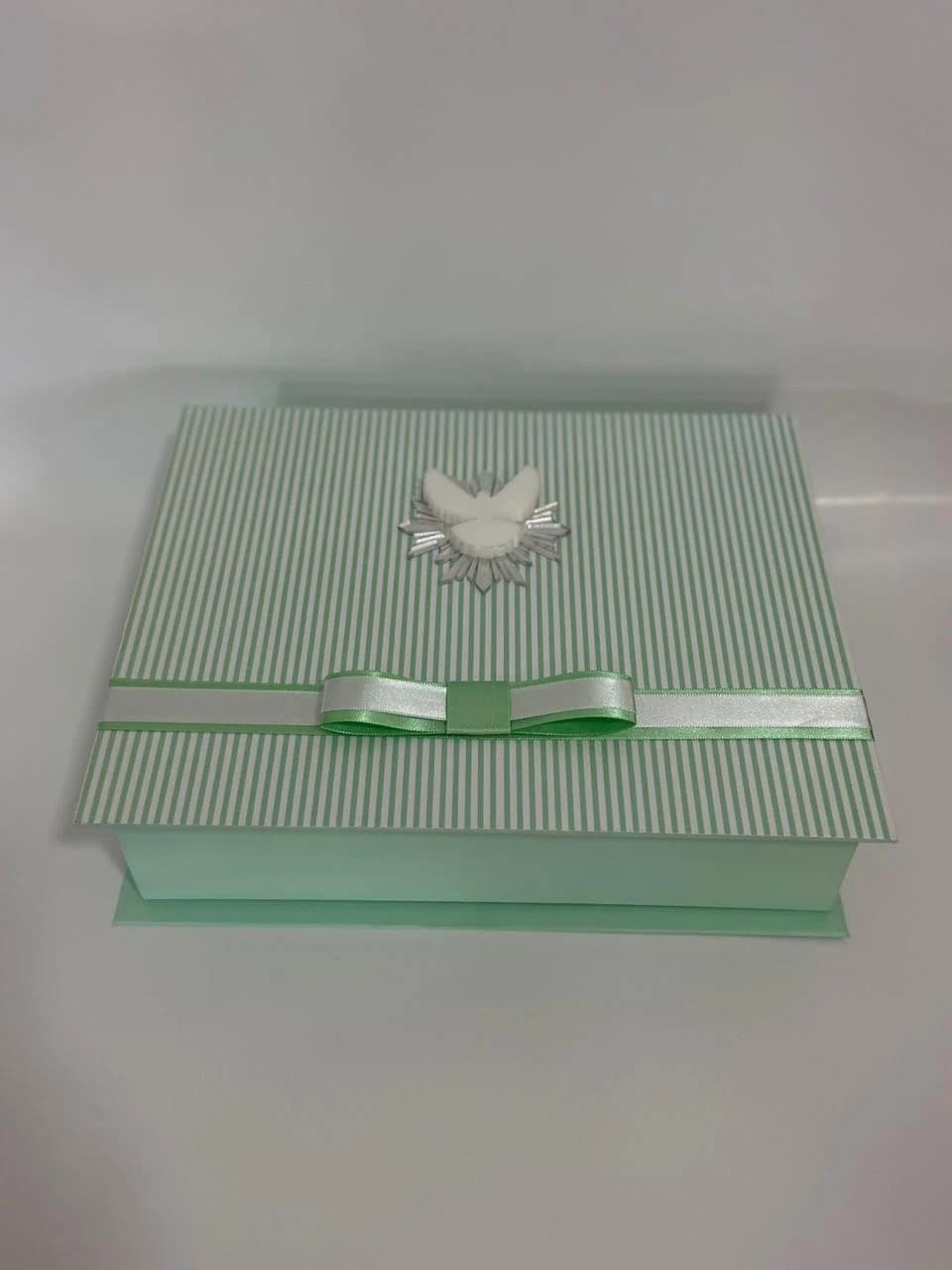 Caixa cartonada verde menta personalizada da Casa das Lembrancinhas em Goiânia