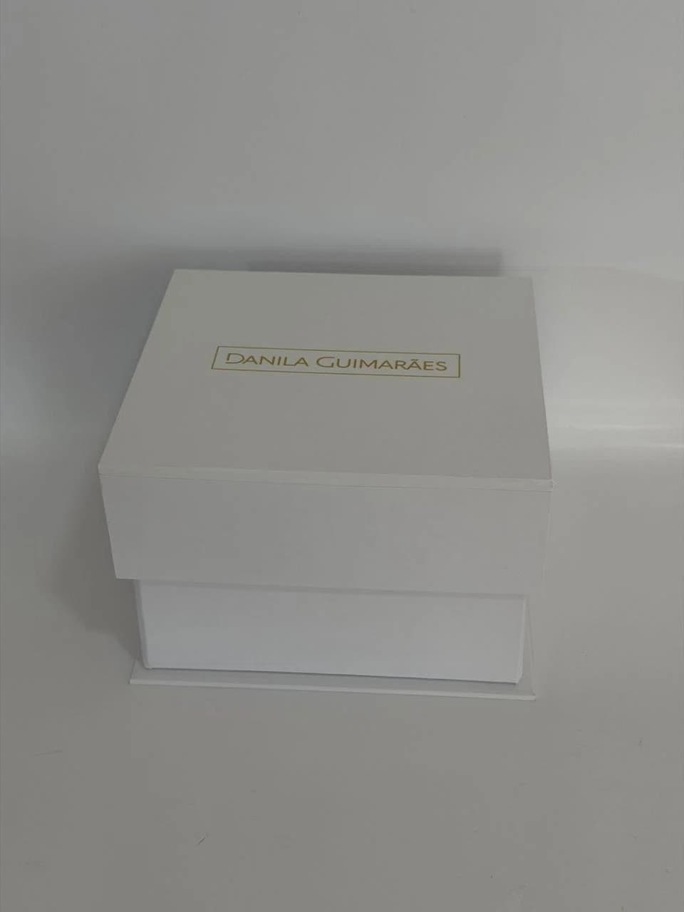 Caixas cartonadas brancas personalizadas empilhadas da Casa das Lembrancinhas em Goiânia