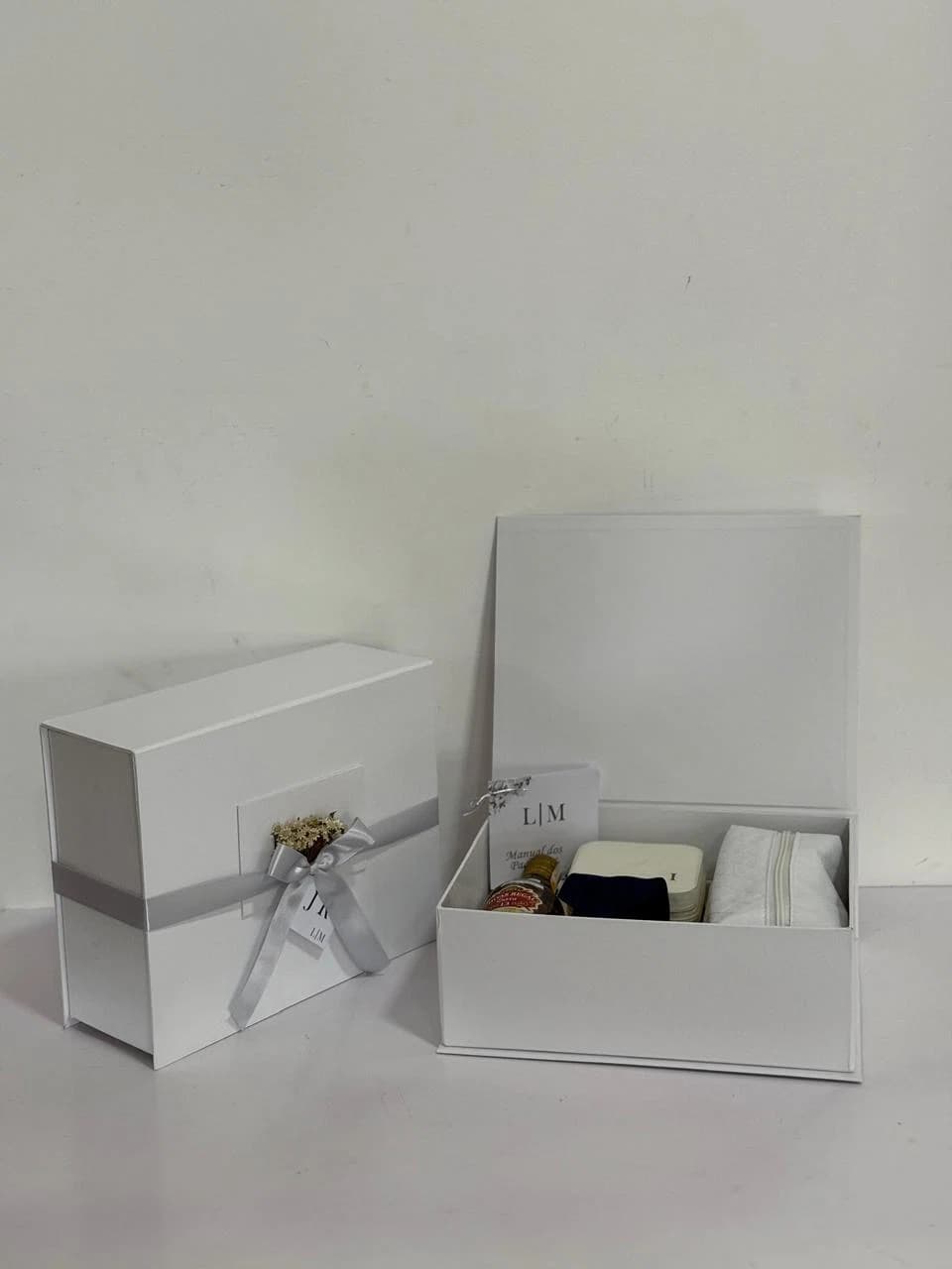 Caixas cartonadas brancas para kits personalizados da Casa das Lembrancinhas em Goiânia