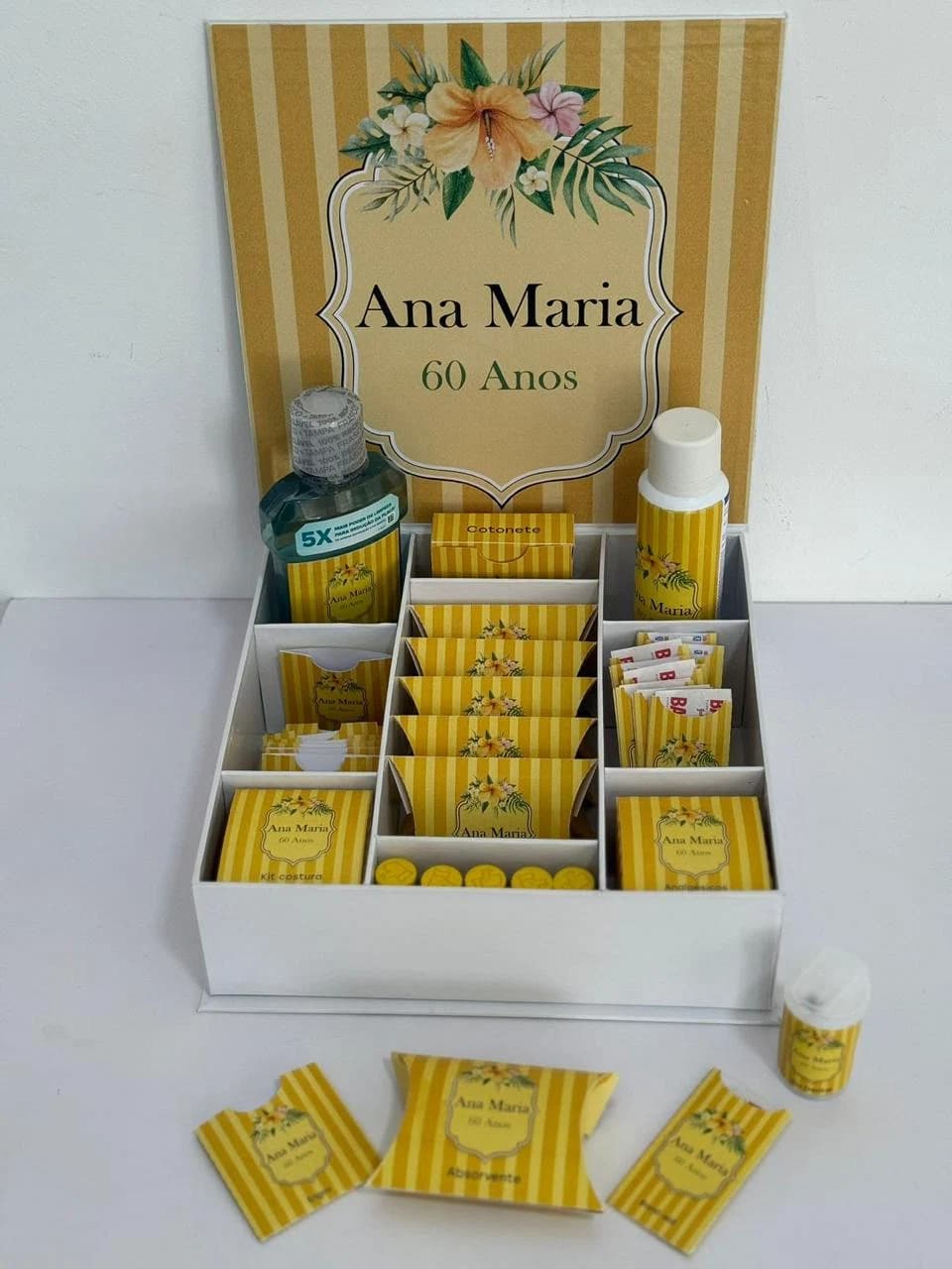 Kit de aniversário personalizado em caixa amarela com itens coordenados