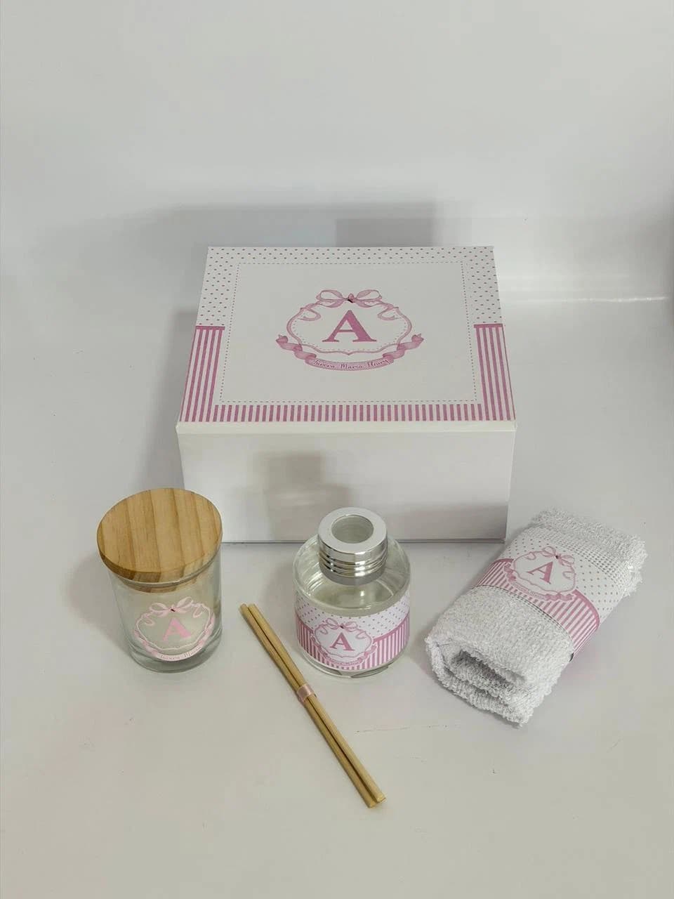 Kit de lembrancinha com aromatizador e detalhes rosa em caixa branca