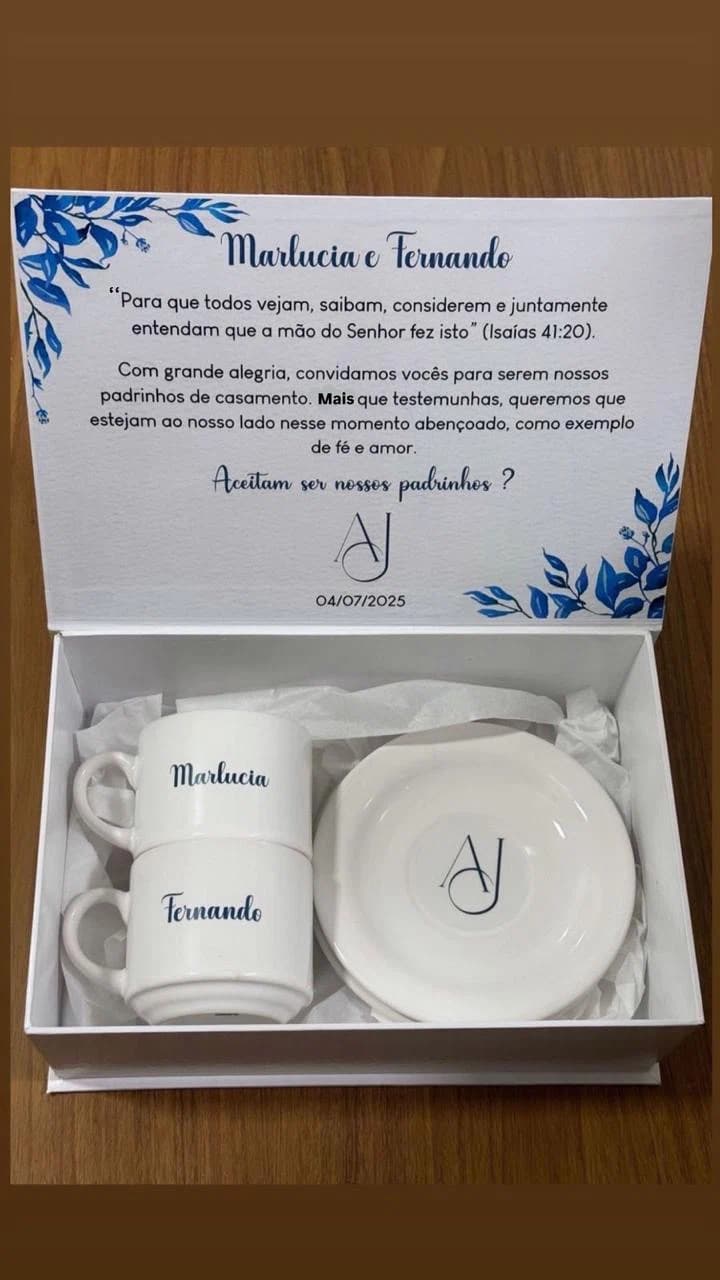 Kit de casamento com duas xícaras personalizadas e cartão em caixa branca da Casa das Lembrancinhas em Goiânia