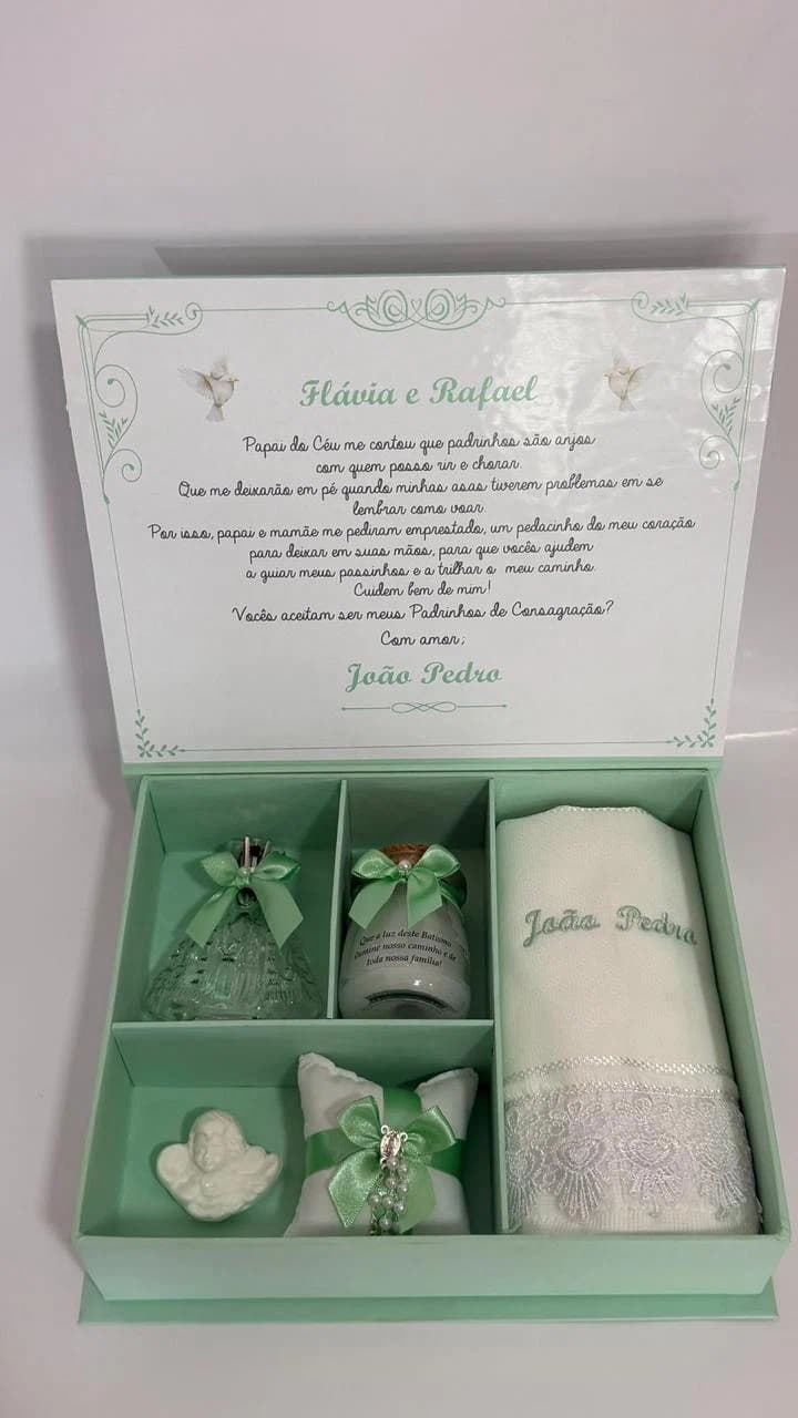 Kit de maternidade em caixa verde menta com itens personalizados