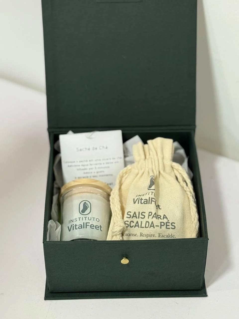 Kit de lembrancinha em caixa verde com itens personalizados