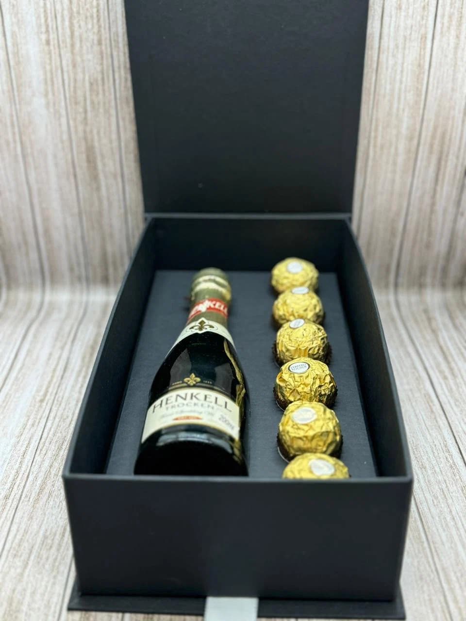Kit de lembrancinha com champanhe e chocolates em caixa preta personalizada
