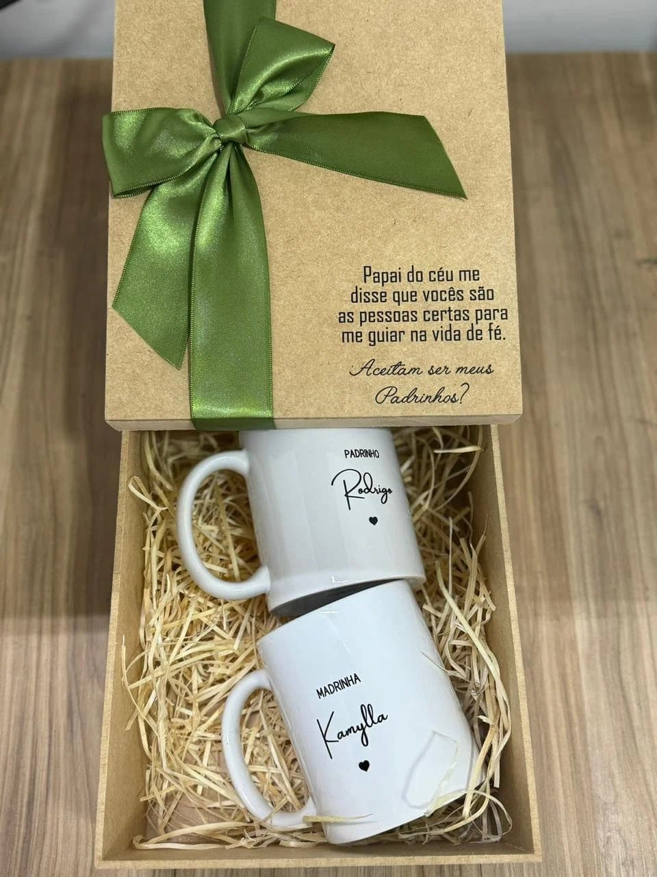 Kit de lembrancinha em embalagem kraft com caneca personalizada e laço verde
