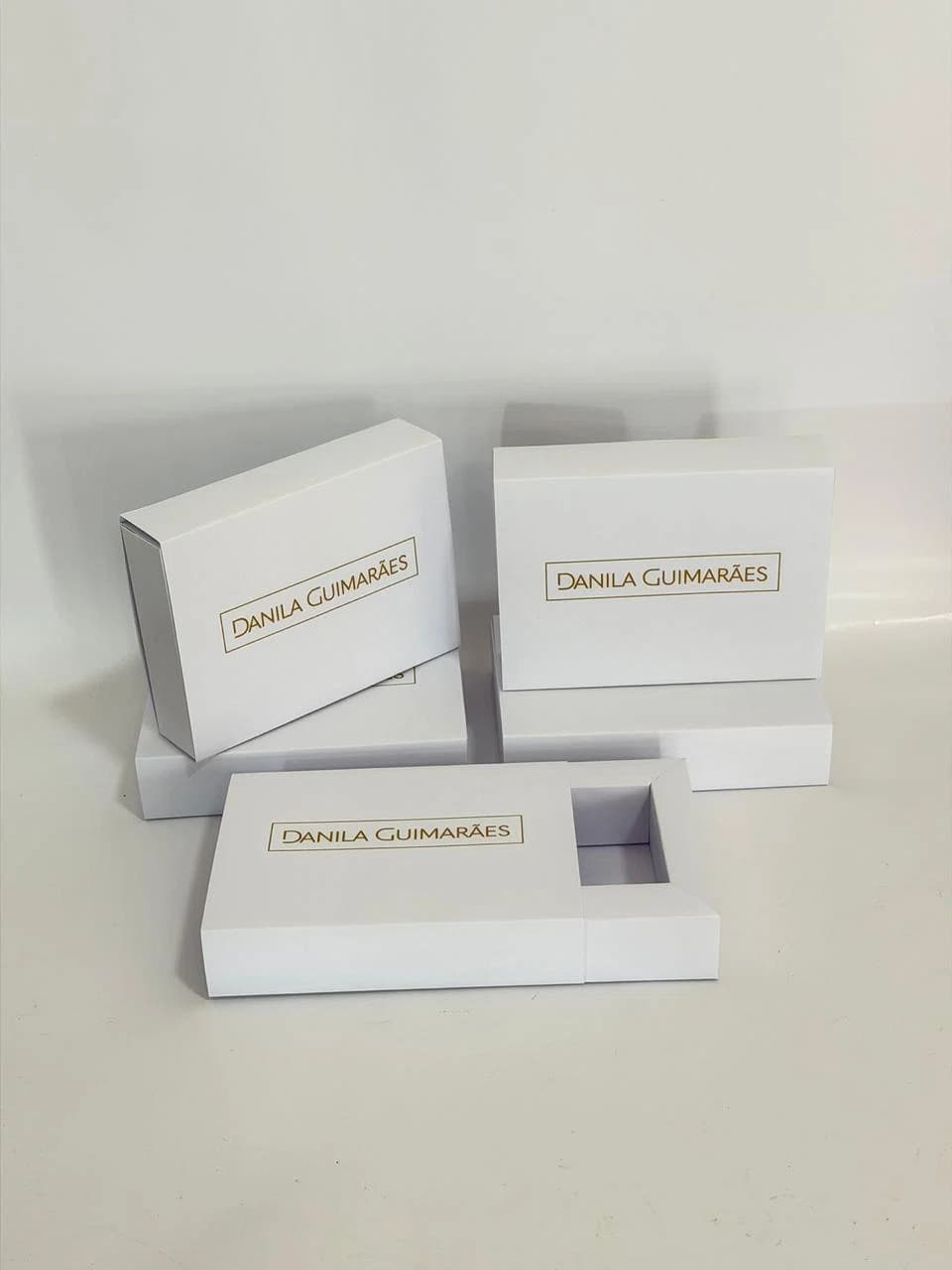 Conjunto de embalagens cartonadas brancas personalizadas da Casa das Lembrancinhas em Goiânia