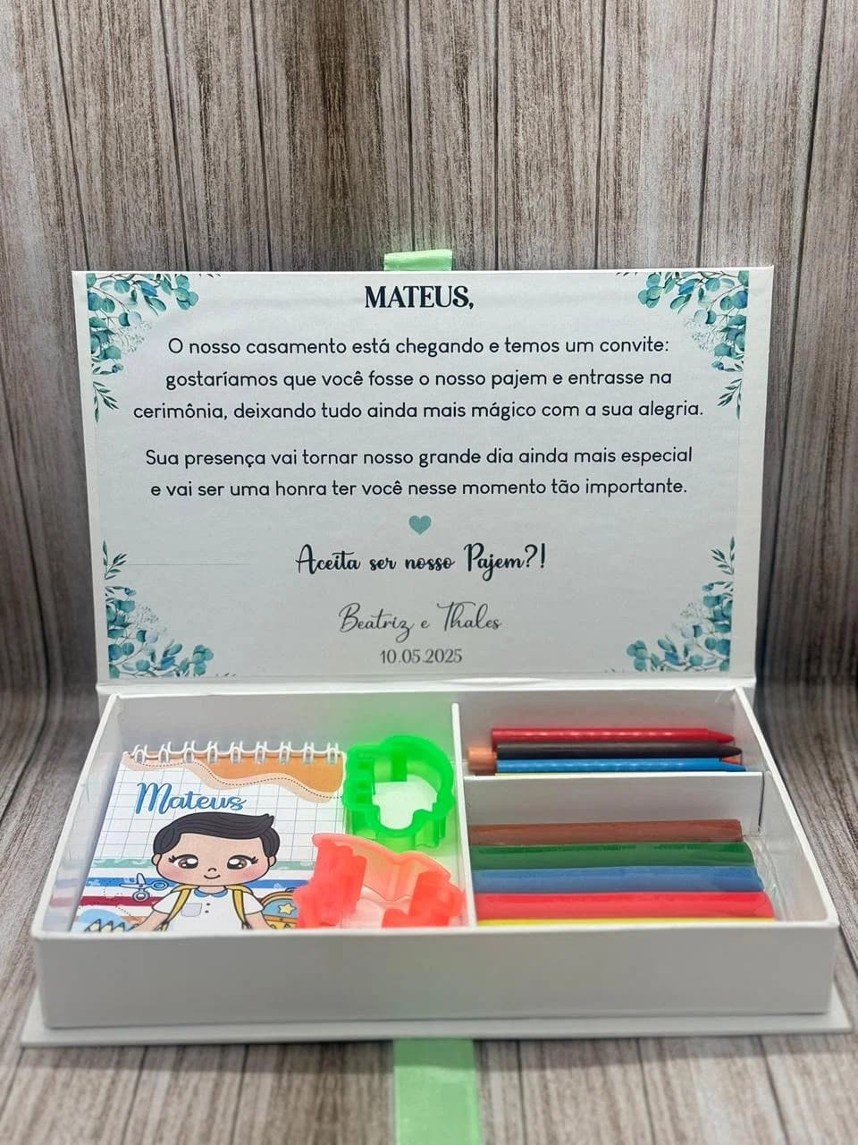 Kit de papelaria corporativa personalizada em caixa cinza da Casa das Lembrancinhas em Goiânia