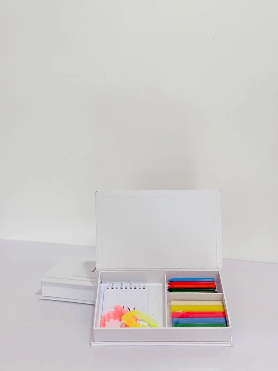 Kit de papelaria personalizada com itens coloridos em caixa branca da Casa das Lembrancinhas em Goiânia