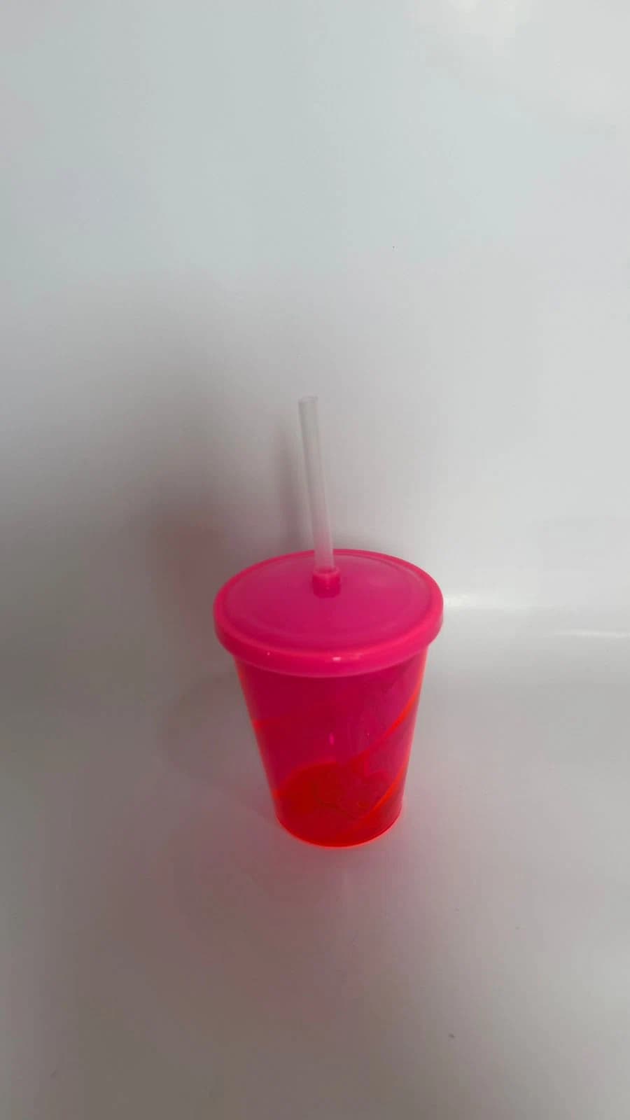 Copo mini shake de 300 ml na cor rosa pink com tampa e canudo da Casa das Lembrancinhas em Goiânia