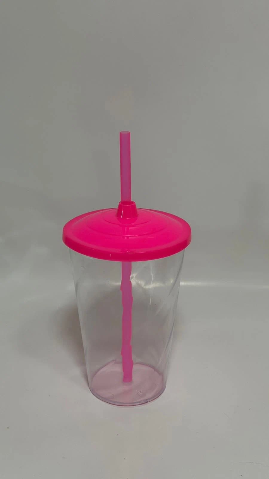 Copo shake acrílico rosa com tampa e canudo da Casa das Lembrancinhas em Goiânia