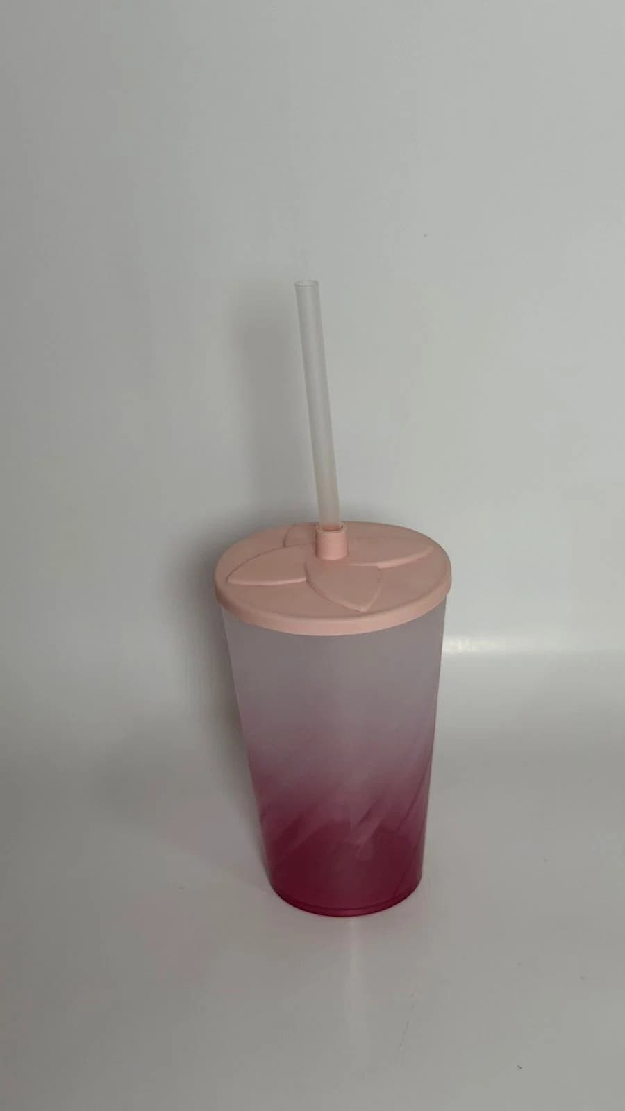 Copo twister degradê de 400 ml na cor rosa nude com tampa e canudo da Casa das Lembrancinhas em Goiânia