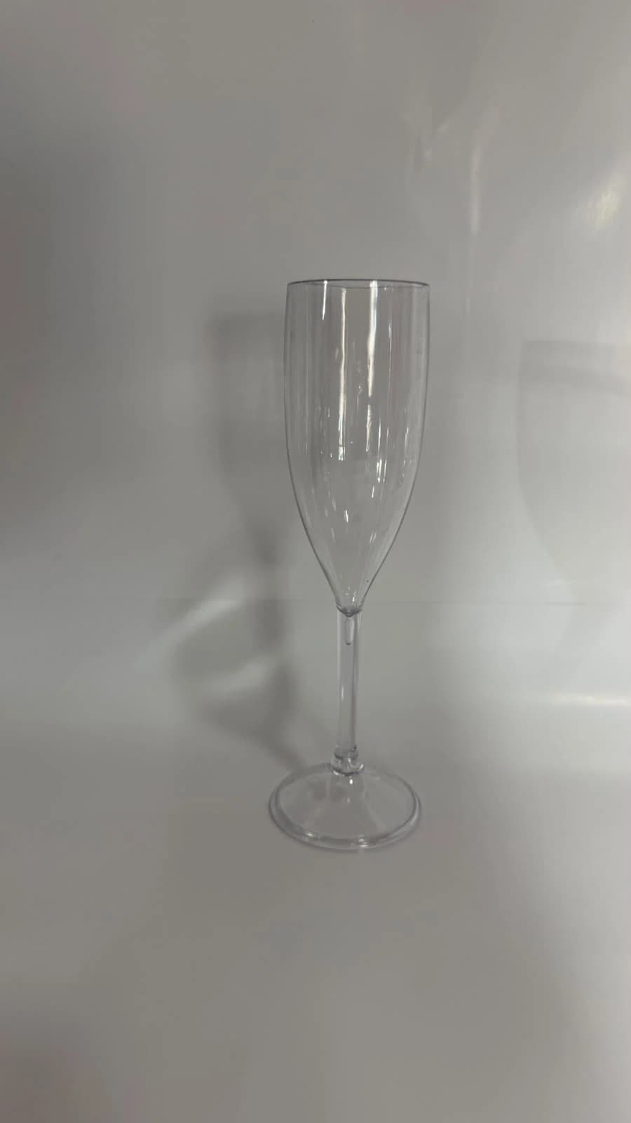 Taça de champanhe acrílica transparente da Casa das Lembrancinhas em Goiânia
